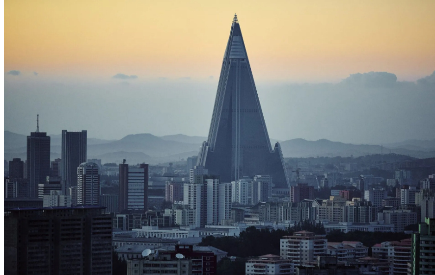 Який вигляд має готель Ryugyong в КНДР вартістю майже $2 мільярди і чому його називають "Мордор". ФОТО
