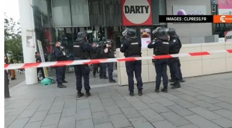 Кричала "Аллах Акбар": у Парижі жінка погрожувала підірвати себе на залізничній станції, поліція відкрила вогонь. ВІДЕО