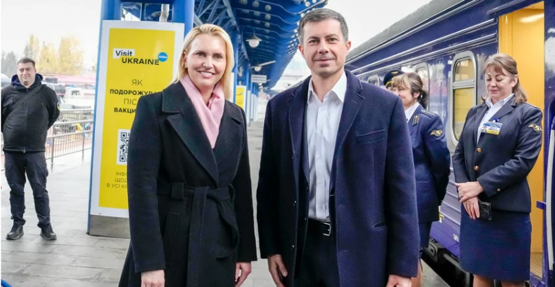 До Києва з неоголошеним візитом прибув міністр транспорту США