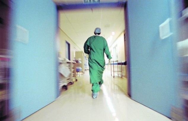 Вимагали хабарі в онкохворих: лікарі Національного інституту раку постануть перед судом