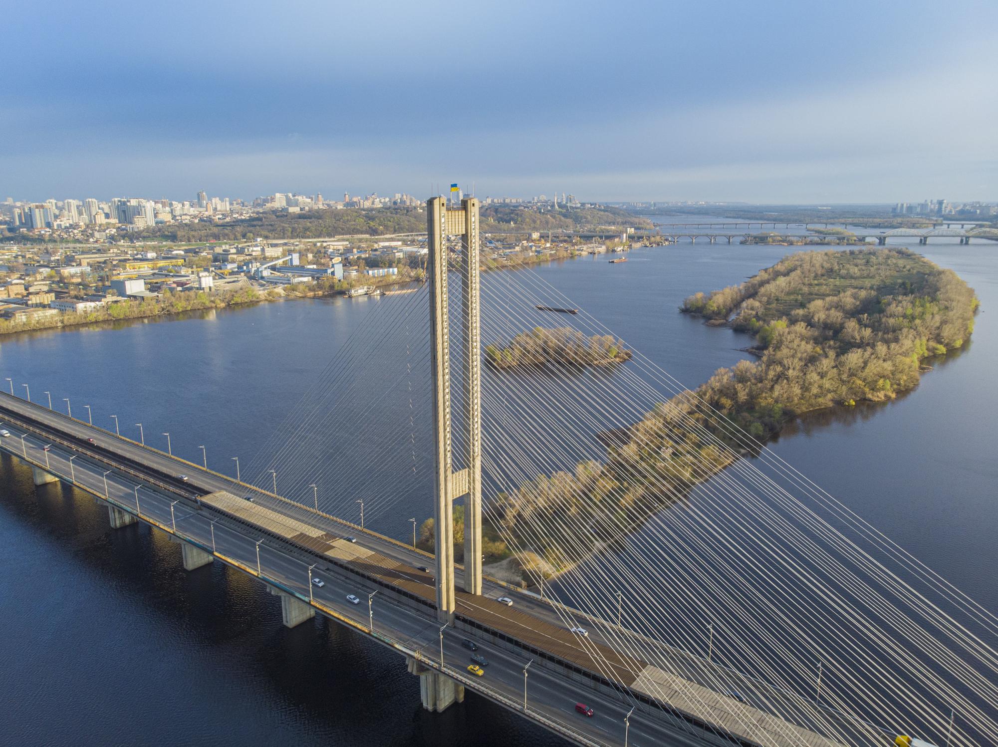 У Києві частково відновили рух для автівок Південним мостом