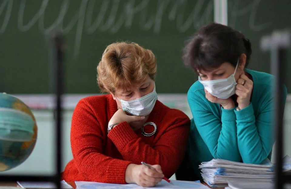 В Україні 90% учителів отримали вакцину проти коронавірусу. ВООЗ рекомендує не закривати школи
