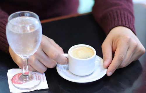 Зачем кофе запивают водой – дань моде или необходимость?