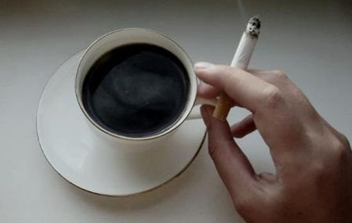 Вчені дізналися, навіщо курці вранці поєднують каву з першою цигаркою