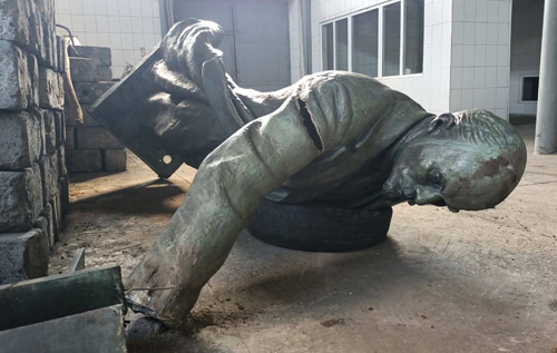 У Казахстані випадково впустили пам’ятник Леніну. ВІДЕО