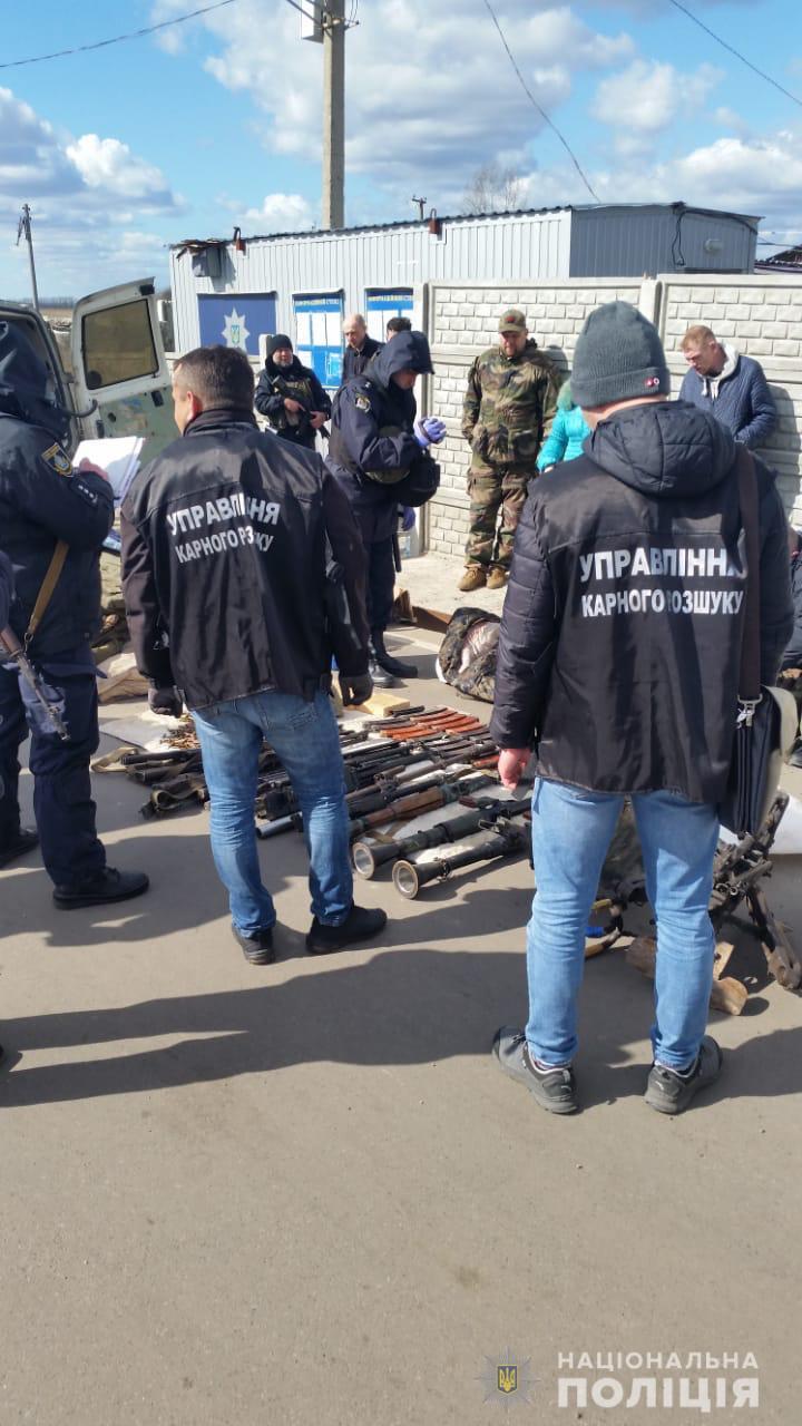 На Луганщині на блокпосту "Лисичанськ-Бахмут" правоохоронці затримали мікроавтобус із арсеналом зброї та боєприпасів. ФОТО
