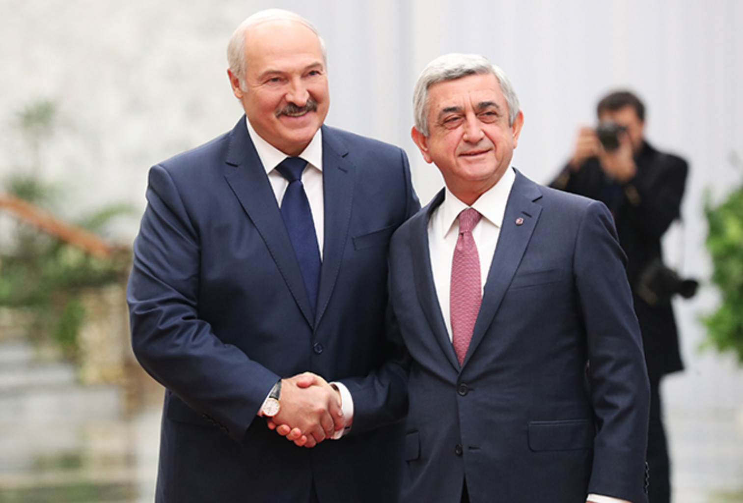 "Алиев предлагал пять миллиардов за Карабах". В СМИ появился разговор лидеров Армении и Беларуси за закрытыми дверями