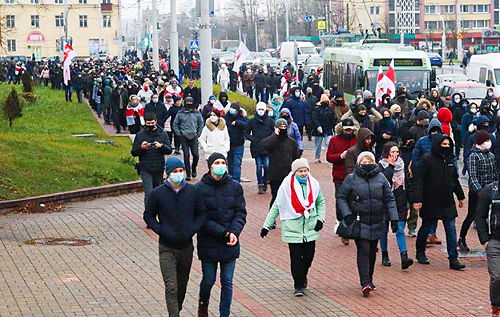 В Беларуси протестующие начали "игру в казаки-разбойники" с силовиками