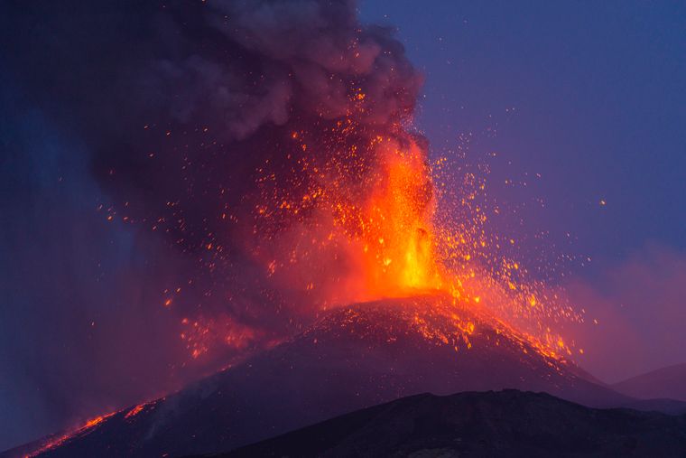 На Сицилії сталося нове виверження вулкану Етна. Місто поряд вкрило попелом. ФОТО