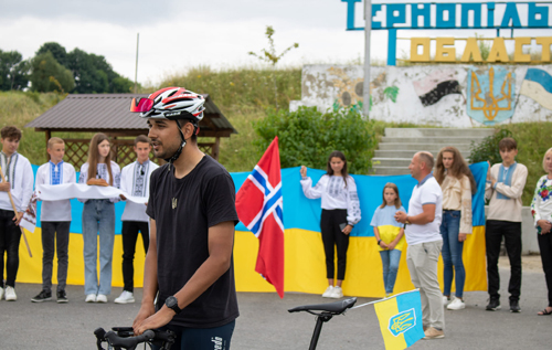 Мер норвезького міста приїхав до України велосипедом і зібрав пів мільйона гривень для ЗСУ. ФОТО