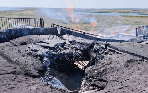 У Генічеську та Чонгарі прогриміли вибухи: пошкоджені два мости в Крим. ФОТО. ВІДЕО