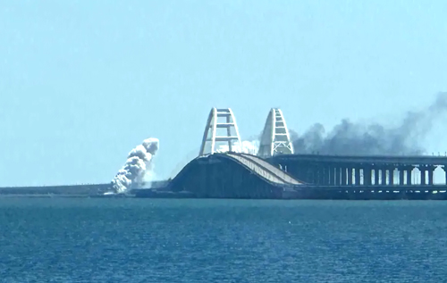 Ігнат про вибухи на Кримському мосту: Не просто ж так вони перекривають