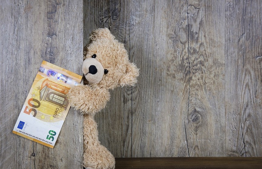 В Швейцарии восьмилетний мальчик попытался расплатиться в магазине игрушечными деньгами. Его внесли в базу данных полиции на 12 лет