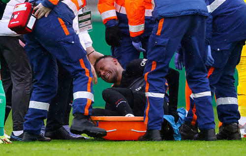 Неймар получил жуткую травму в матче за "ПСЖ": его в слезах унесли на носилках. ВИДЕО