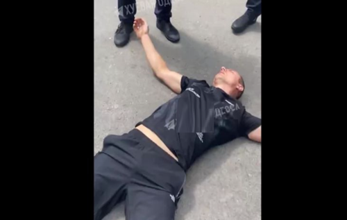В Одесі поліцейський "нокаутував" чоловіка під час повітряної тривоги. ВІДЕО