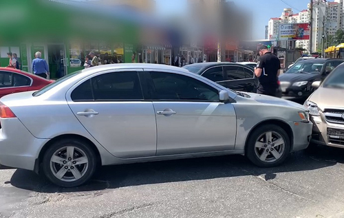 У Києві чоловік побив водія, викрав його авто та потрапив у ДТП. ВІДЕО