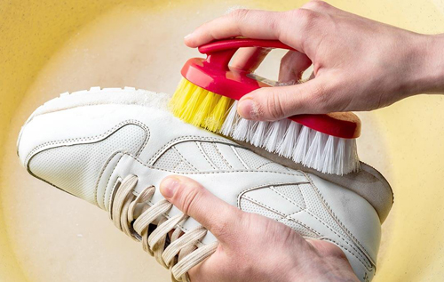 Як почистити біле взуття