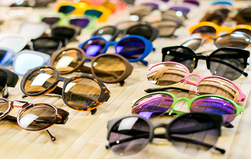 Як вибрати безпечні для очей протисонцеві окуляри: популярні міфи та часті помилки при виборі