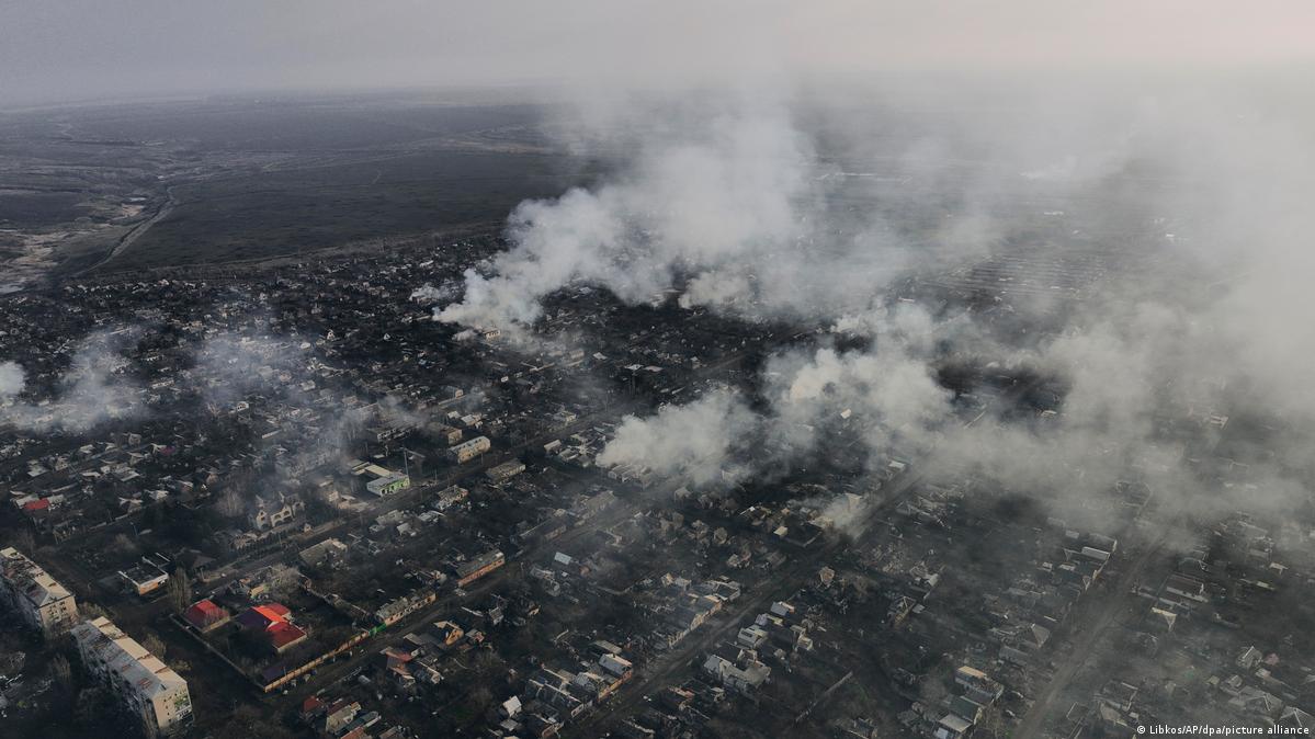 Окупанти на Бахмутському напрямку посилюють обстріли артилерією та авіацією, – Сирський