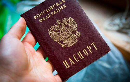 Росіяни роблять позначки в паспортах РФ, які видають жителям окупованих територій: вони вказують на "нижчий ранг"