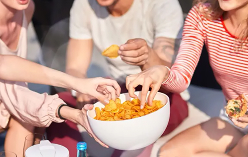 Батончики, чипси та попкорн: як шкідливі перекуси руйнують наш організм