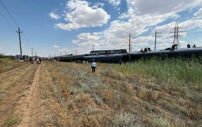 В Росії пасажирський потяг зіштовхнувся з вантажівкою, частина вагонів перекинулась