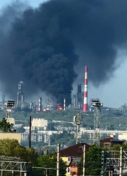 У Росії палає потужний НПЗ після атаки дронів