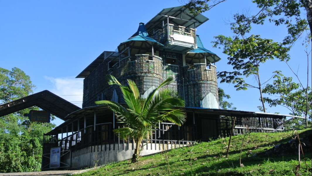 У Канаді чоловік створив чотириповерховий замок із 40 000 пластикових пляшок. ВІДЕО