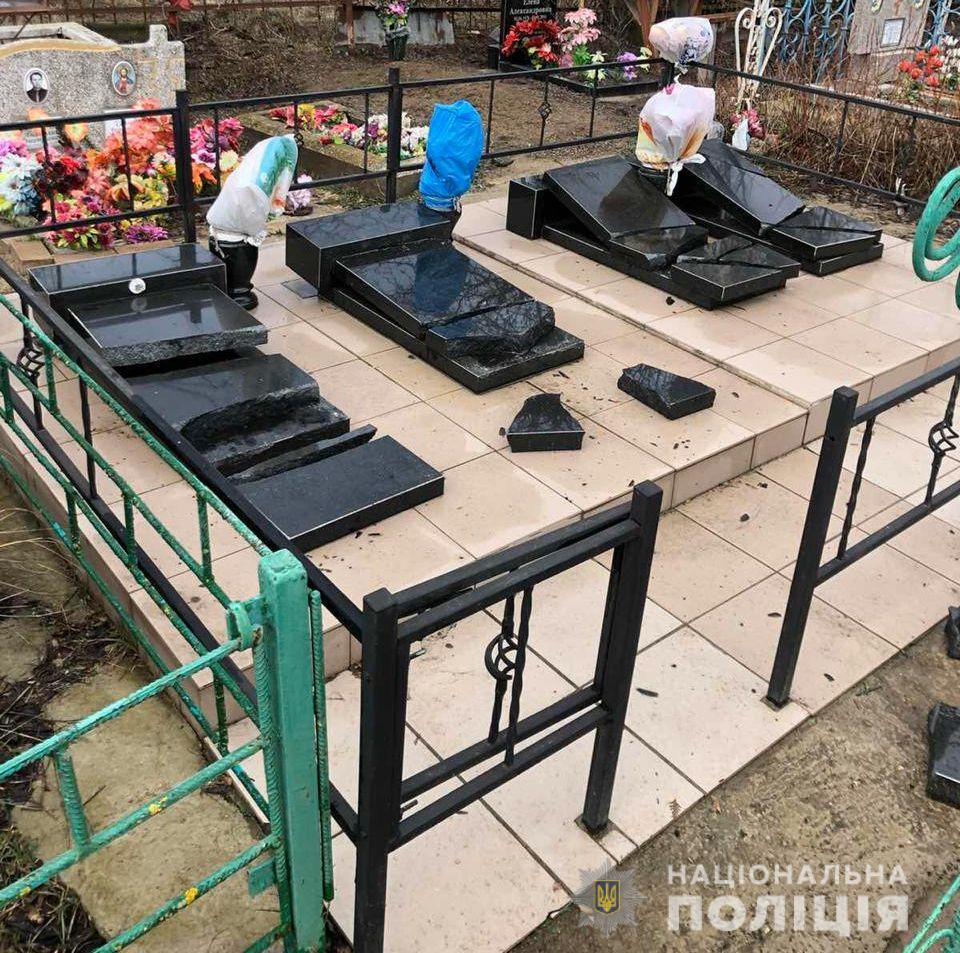 Скандал на Миколаївщині: п'яні школярки розгромили надгробні плити на цвинтарі