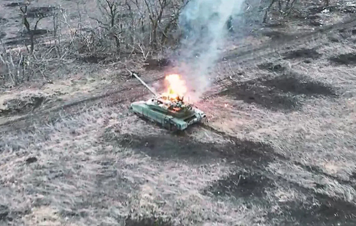 Українські воїни скидом з дрона знищили російський танк Т-90М "Прорив". ВІДЕО