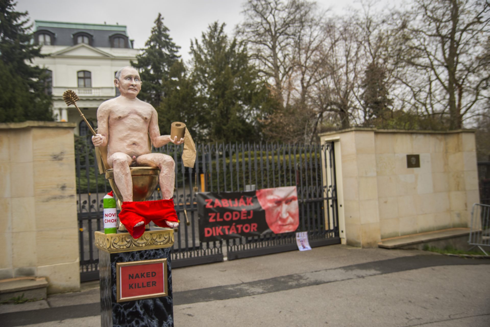 Памятник Путину в Праге перед посольством