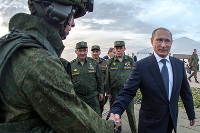Путин хочет "творить историю", он жаждет войны, он хочет земли и крови. Чужой. Этого же хотят массы его "носильщиков"