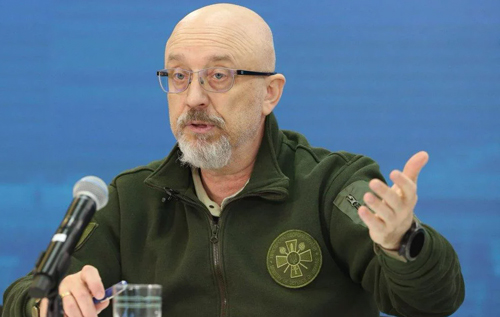 Скандал із куртками для ЗСУ: Резніков вважає себе правим, а в ОП заявили, що він дискредитує Україну