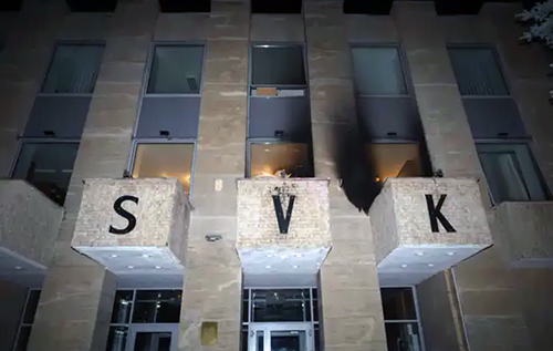 Невідомий вночі закидав коктейлями Молотова Російський дім у Празі Невідомий вночі закидав коктейлями Молотова Російський дім у Празі