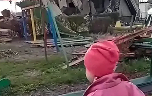 "Відео, від якого розривається серце": мережу розбурхали кадри з реакцією дівчинки на зруйнований окупантами дитсадок