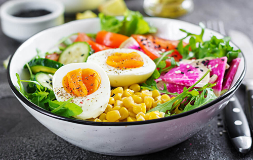 Овощи по утрам: полезно ли есть салат на завтрак