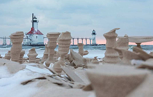 В США на побережье озера Мичиган обнаружили необычные песчаные скульптуры