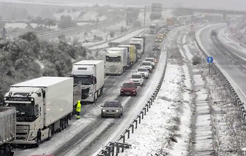 Іспанію накрили снігопади: на дорогах застрягли 600 авто, на допомогу залучили армію. ВІДЕО
