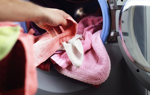 Якщо одяг після прання пахне вогкістю: названо п'ять причин