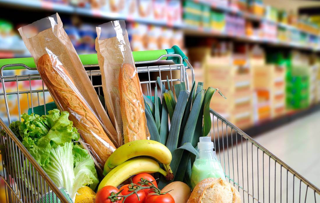 Українців у супермаркетах дурять із цінниками й обманюють з вагою і на касах: головні схеми