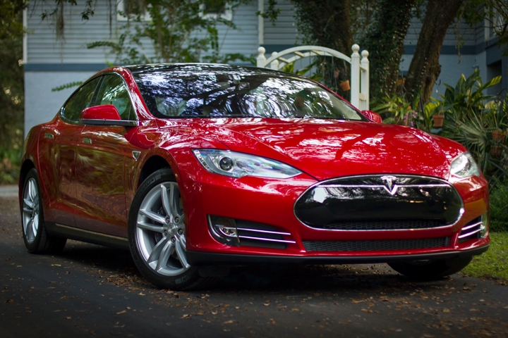 Компанія Tesla відкликає 15 тисяч електромобілів через заводський брак
