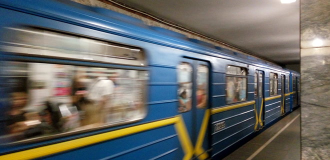 На станції метро Майдан Незалежності у Києві один з пасажирів впав на колії