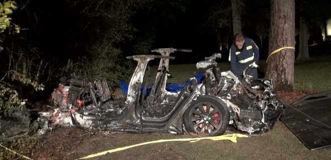 Двоє людей загинули в аварії з Tesla: за кермом машини нікого не було