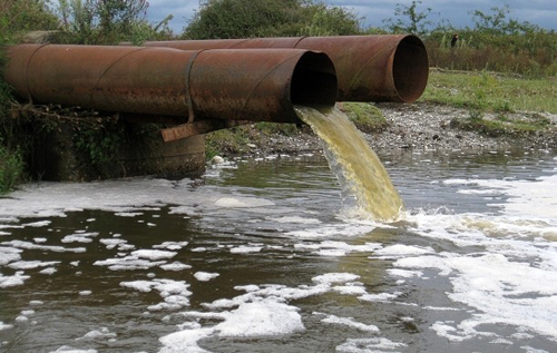 В Україні може бути нестача чистої питної води, бо водоканали зливають нечистоти прямісінько у річку Дніпро, – Держекоінспекція