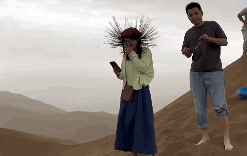 У Китаї у туристів серед пустелі волосся стало дибки. ВІДЕО