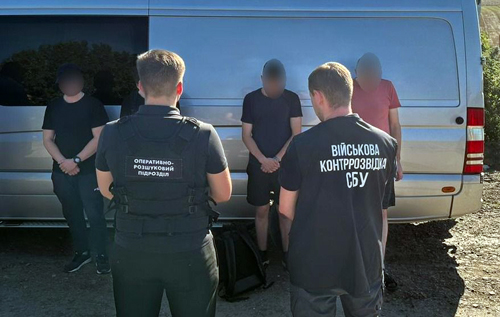 Хотіли втекти з України: у тайнику мікроавтобуса виявили чоловіків призовного віку. ВІДЕО