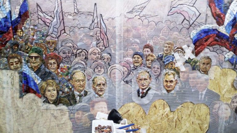 Главный храм Минобороны РФ украсили мозаиками с Путиным, Сталиным и оккупированным Крымом