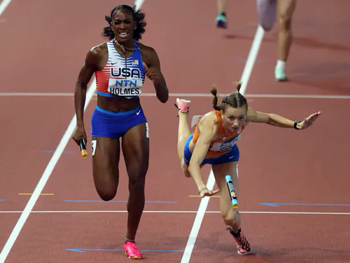 Драма дня: легкоатлетка впала за метр до фінішу і втратила "золото" чемпіонату світу. ВІДЕО