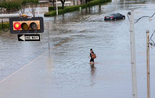 В США наводнение разрушило дома и погубило много людей. ВИДЕО