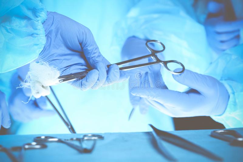 В Украине в десятки раз вырос спрос на хирургические ножницы. Откуда всплеск? Операций практически нет